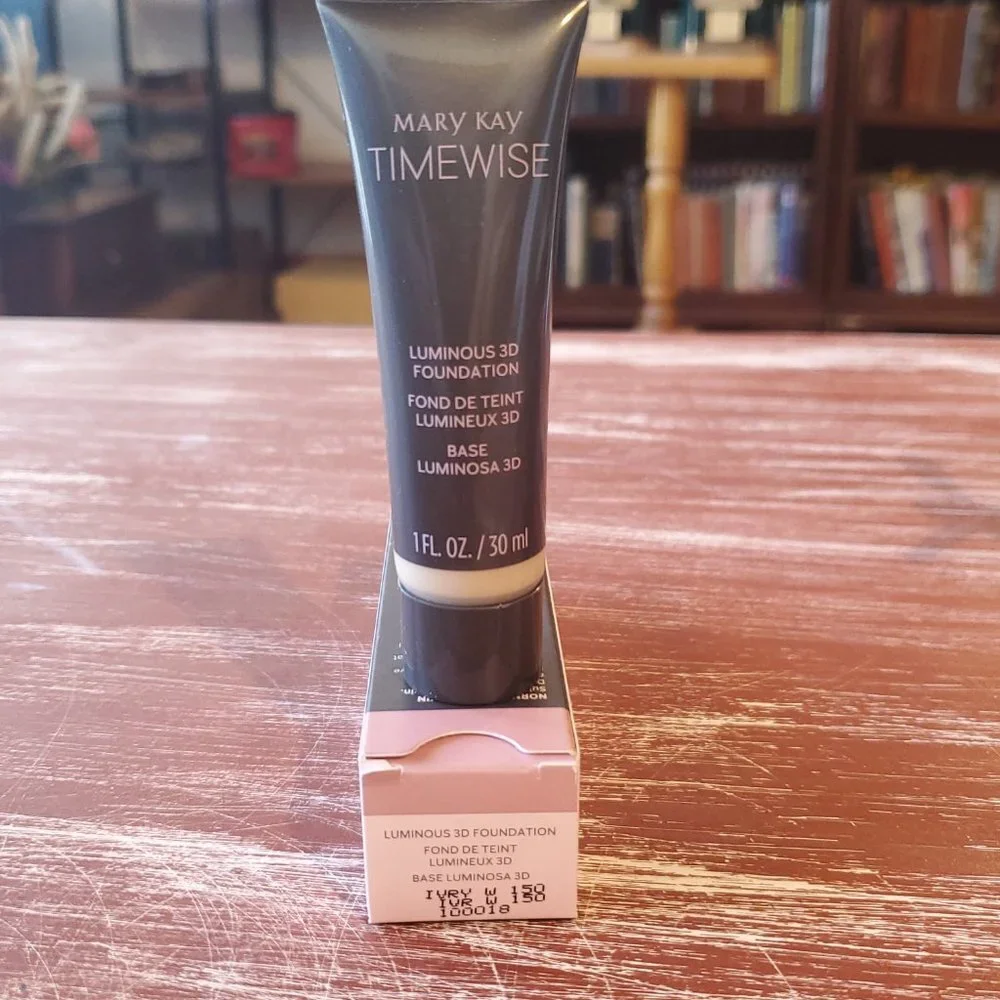Ivory W 150 (Warm) Luminous 3D Foundation  Normal to Dry Skin - Mary Kay